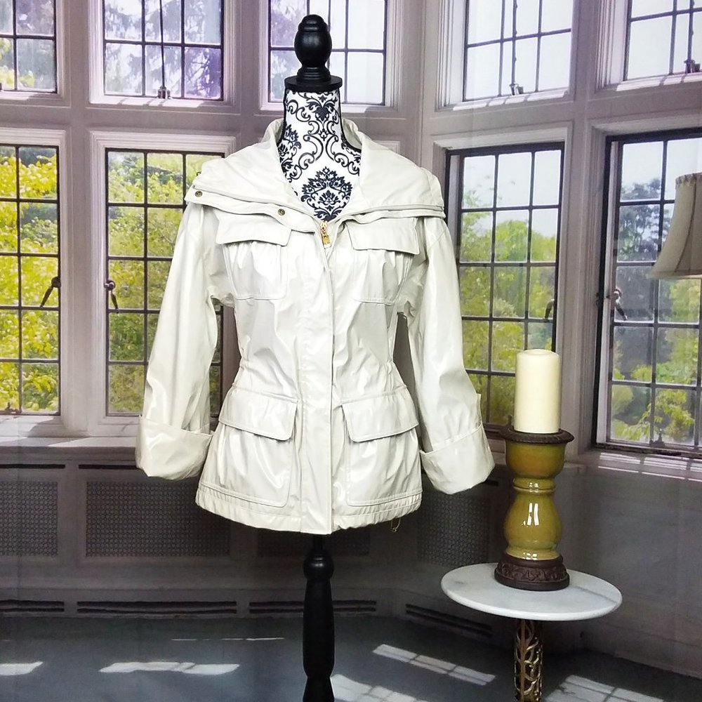 LIKE NEW HILARY RADLEY PATENT LEATHER ADJUSTABLE WAIST RAIN JACKET (OFF WHITE)